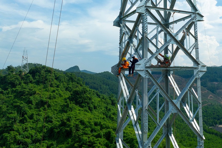 Những người thợ giỏi và có sức khỏe tốt làm việc trên cột cao chót vót  Ảnh NGUYỄN KHÁNH