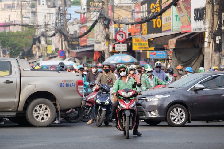 Dòng xe cắt ngang đường ở giao lộ Trường Chinh - Tân Kỳ Tân Quý sáng 19-1 - Ảnh: PHƯƠNG NHI