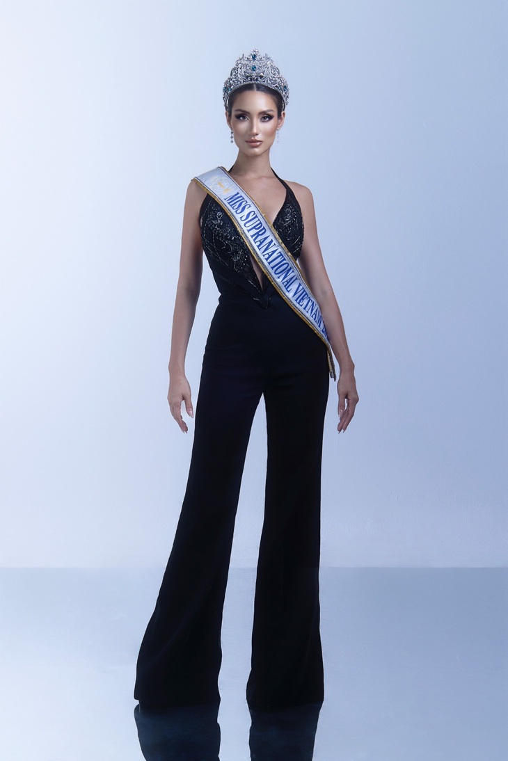 Lydie Vũ là gương mặt quen thuộc với cộng đồng yêu nhan sắc khi từng lọt Top 6 Miss Universe Vietnam 2023. Người đẹp mang hai dòng máu Pháp - Việt, sở hữu số đo ba vòng gợi cảm lần lượt là 83-62-93cm.