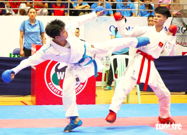 Các vận động viên karate tung những cú đá vô cùng đẹp mắt - Ảnh: NGUYỄN HOÀNG