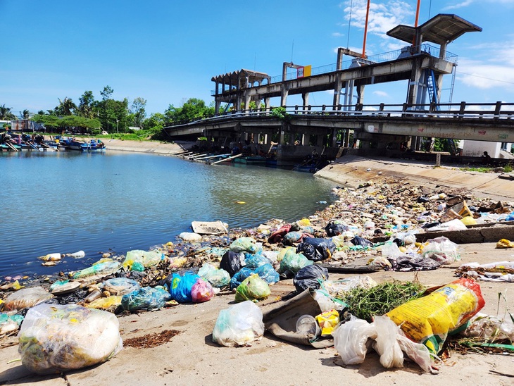 Rác thải tràn lan ở cống kênh 2, đoạn TP Rạch Giá giáp huyện Hòn Đất, tỉnh Kiên Giang - Ảnh: BỬU ĐẤU