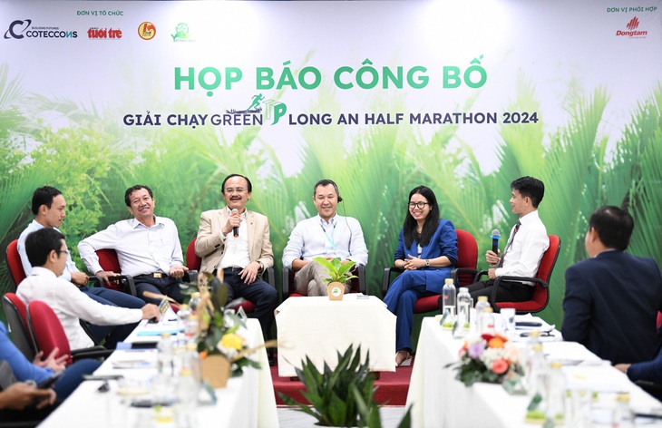 Toàn cảnh buổi họp báo công bố Giải chạy GreenUP Marathon - Long An Half Marathon 2024 và lễ ký kết biên bản ghi nhớ trồng rừng tại hai tỉnh Quảng Bình, Quảng Trị - Ảnh: QUANG ĐỊNH