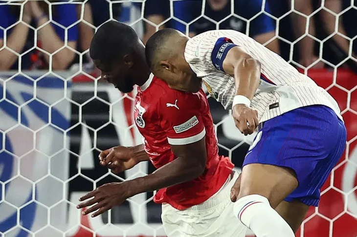 Cận cảnh pha va chạm giữa Mbappe với vai của trung vệ Kevin Danso - Ảnh: AFP