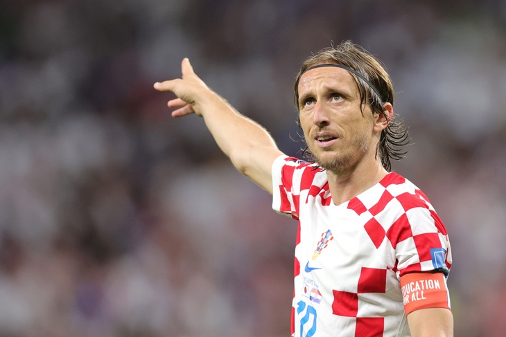 Modric cần đứng dậy kịp thời - Ảnh: REUTERS