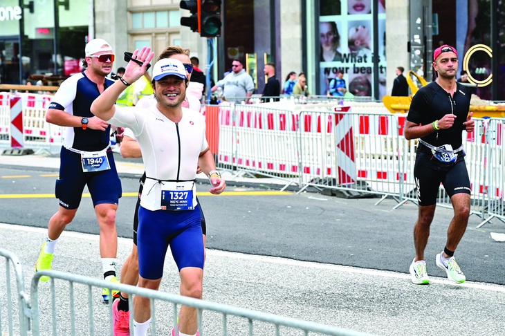 Minh Đỗ trên đường chạy 42km tại Hamburg Ironman 2024.