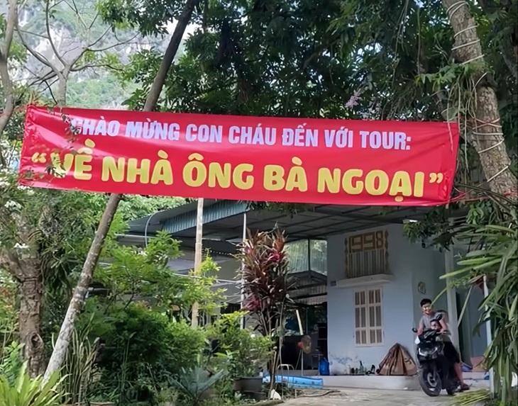 Băng rôn chào đón các cháu về nhà ông bà của ông Khánh Ba khiến dân mạng thả tim rần rần - Ảnh: NVCC