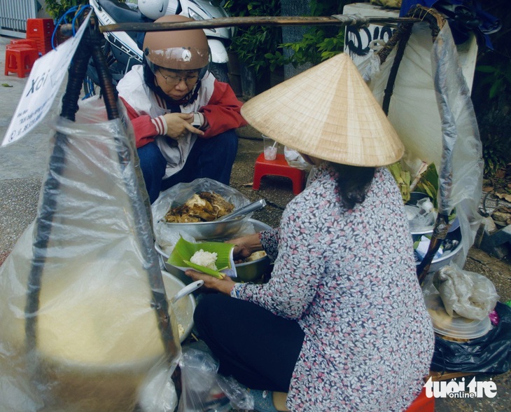 Bà Lệ gói xôi cho khách 