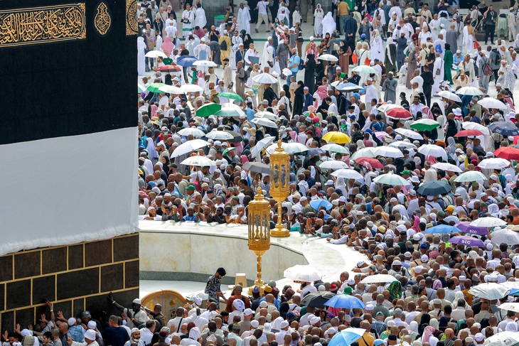 Các tín đồ thực hiện nghi thức Hồi giáo quanh nhà thờ Kaaba tại thánh đường Hồi giáo Al-Masjid Al-Haram dưới cái nắng thiêu đốt - Ảnh: AFP