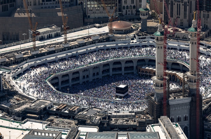 Hàng triệu người tụ tập tại nhà thờ Hồi giáo Al-Masjid Al-Haram tại thành phố Mecca ngày 17-6 - Ảnh: AFP