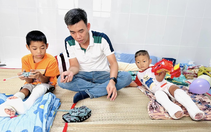 Phẫu thuật xoay cẳng chân 180 độ, tạo khớp gối chức năng mới cho bé trai 5 tuổi - Ảnh 2.