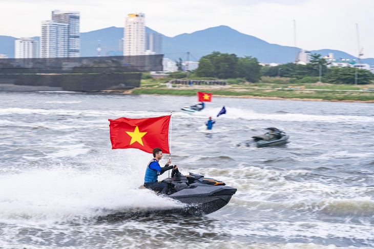 Hình ảnh cờ đỏ sao vàng đầy tự hào trong show diễn "Awaken River" - Ảnh: BÁ ƯỚC