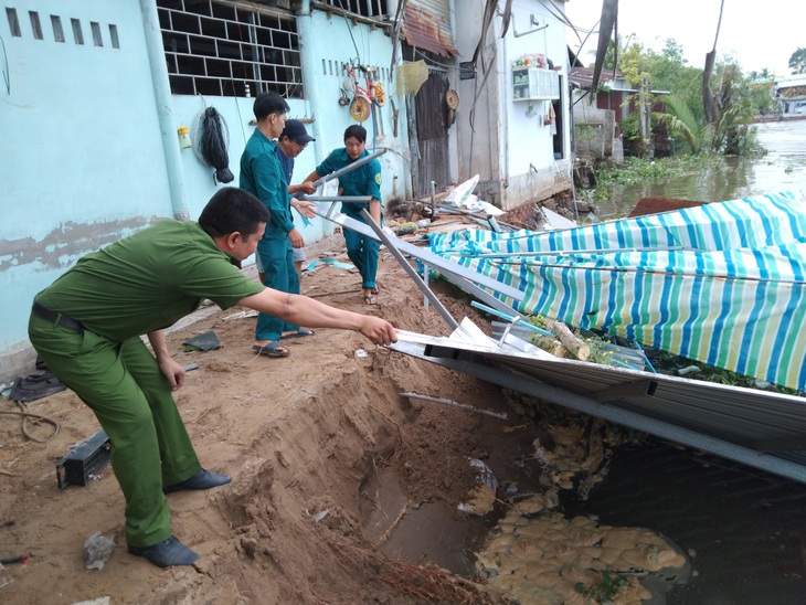 Sông Măng Thít sạt lở nguy hiểm - Ảnh: HOÀNG THÂN