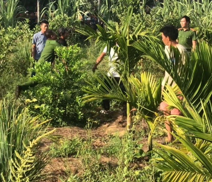 Khoảnh khắc công an lao vào khống chế nghi phạm Thuyết - Ảnh: CACC