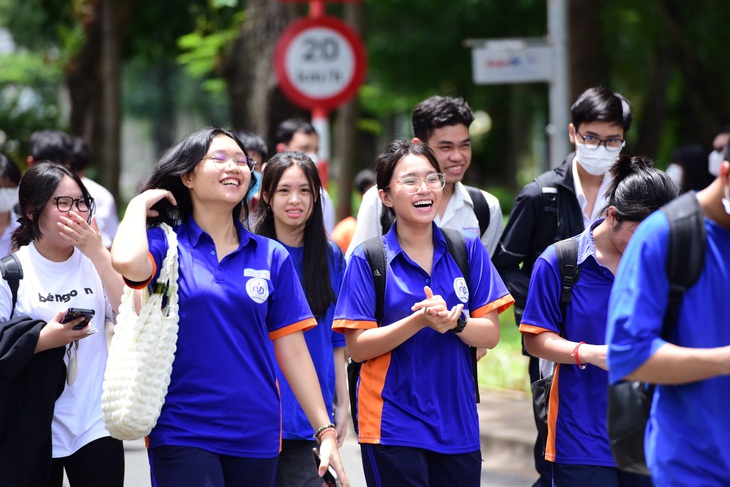 Thí sinh tươi cười sau khi hoàn thành bài thi đánh giá năng lực sáng nay - Ảnh: DUYÊN PHAN