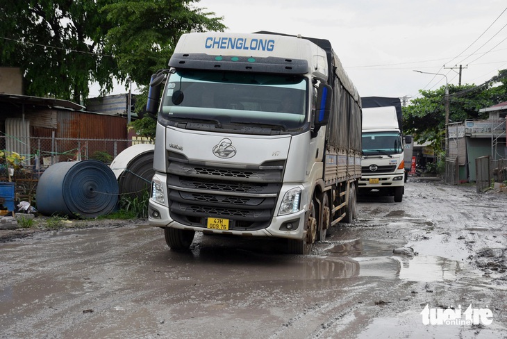 Người dân kiến nghị các cơ quan chức năng sớm sửa chữa tuyến đường này để đi lại thuận tiện hơn, đảm bảo an toàn giao thông và tránh được những tai nạn thương tâm có thể xảy ra