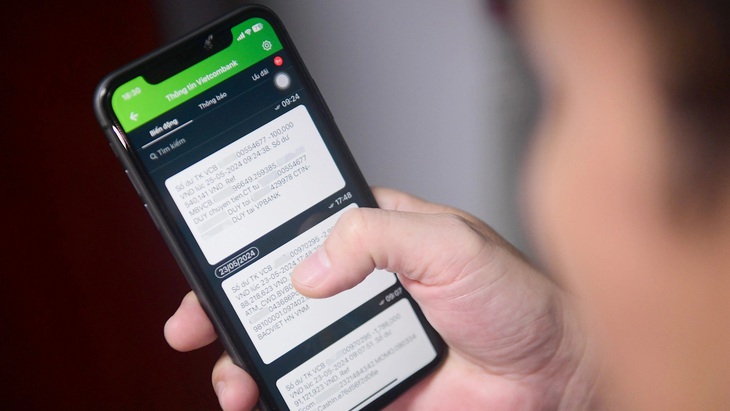 Các ngân hàng đang đẩy mạnh hướng người dùng nhận thông báo số dư qua app ngân hàng số thay vì tin nhắn SMS - Ảnh: Q.ĐỊNH