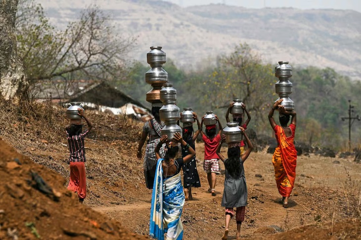 Những người dân làng ở huyện Shahapur, bang Maharashtra đang đi lấy nước trong những ngày nắng nóng kỷ lục, có nơi hơn 50 độ C, vẫn đang tiếp diễn ở bang này và nhiều bang khác của Ấn Độ. (AFP)