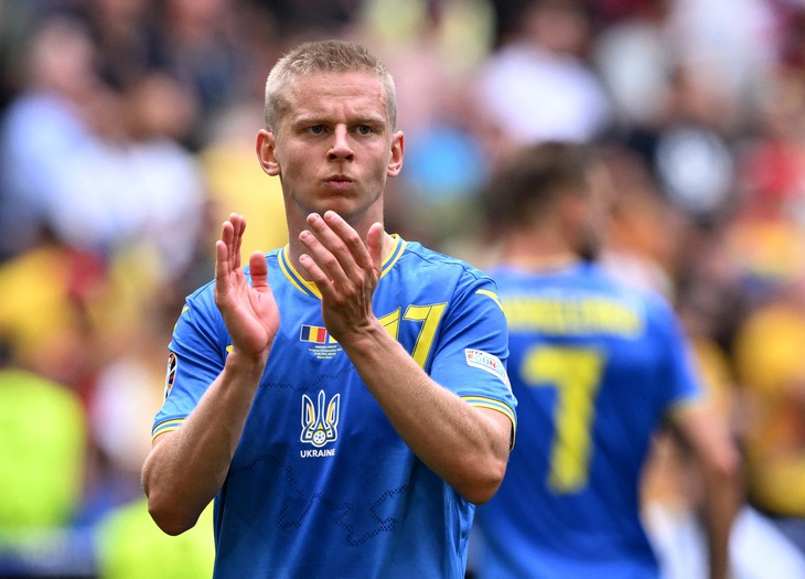 Zinchenko (Ukraine) có thể sẽ đá tiền vệ trận này - Ảnh: REUTERS