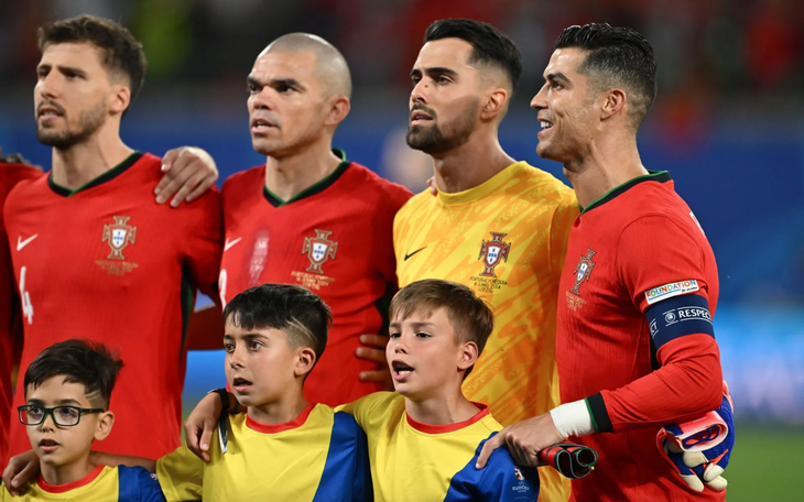 Lý do Ronaldo luôn đứng nghiêng khi hát quốc ca Bồ Đào Nha