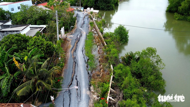 Đoạn đường cặp mé sông Ông Vẽ, huyện Cái Bè, tỉnh Tiền Giang bị sạt lở nghiêm trọng - Ảnh: MẬU TRƯỜNG