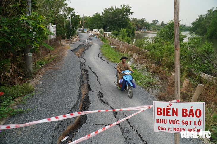 Con đường bị xé toạc, sụt lún về phía mé sông 