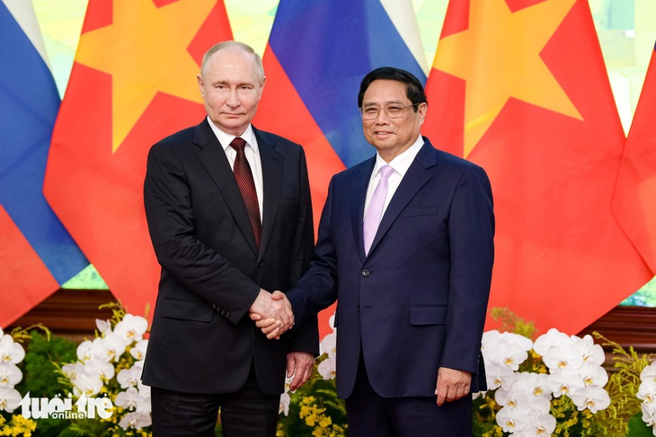 Thủ tướng Phạm Minh Chính và Tổng thống Liên bang Nga Vladimir Putin chụp ảnh chung tại buổi hội kiến - Ảnh: NAM TRẦN