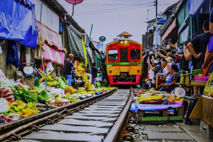 Chợ đường tàu ở Maeklong (Thái Lan) rất độc, lạ thu hút rất đông du khách tham quan, chụp hình - Ảnh: T.L