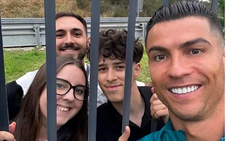 Ronaldo băng qua bụi cây để chiều lòng người hâm mộ