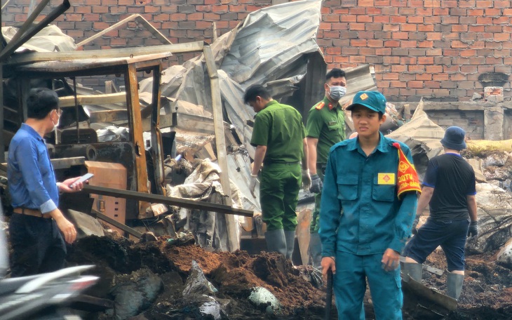 Cháy lớn nhà xưởng rộng hàng ngàn mét vuông ở xã Bình Hưng, TP.HCM.- Ảnh 4.