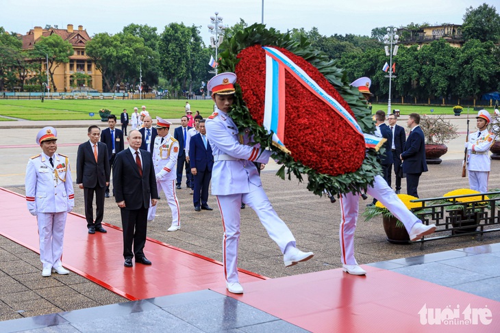 Đoàn do Tổng thống Nga Vladimir Putin dẫn đầu đến đặt vòng hoa tại Lăng Chủ tịch Hồ Chí Minh - Ảnh: DANH KHANG