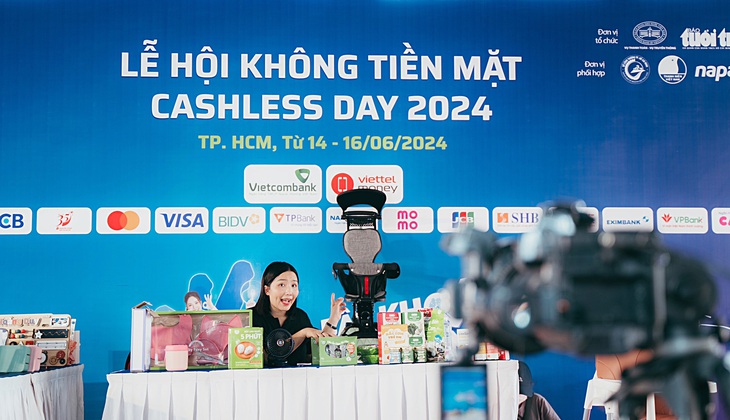 Phiên livestream bán các sản phẩm ngay tại Lễ hội Không tiền mặt năm 2024 - Ảnh: THANH HIỆP