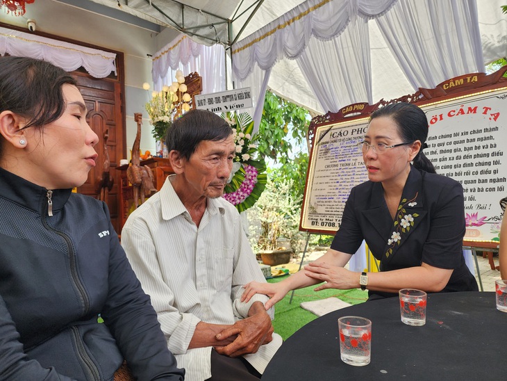 Bà Bùi Thị Quỳnh Vân động viên ông Phạm Văn Nhi vượt qua nỗi đau và hứa các cấp chính quyền sẽ luôn bên cạnh gia đình - Ảnh: TRẦN MAI