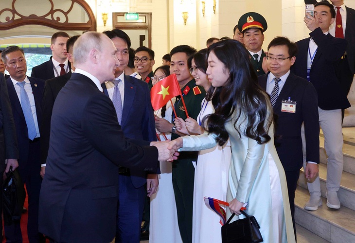 Các thế hệ cựu sinh viên Việt Nam tại Nga chào đón Tổng thống Vladimir Putin tham dự sự kiện giao lưu chiều 20-6 - Ảnh: TTXVN