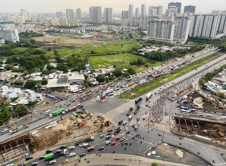 Khu vực thi công nút giao An Phú (TP Thủ Đức) nhìn từ trên cao - Ảnh: PHƯƠNG NHI