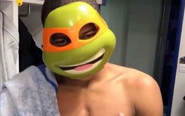 Mbappe cười ngất khi bị đồng đội troll với mặt nạ ‘ninja rùa’