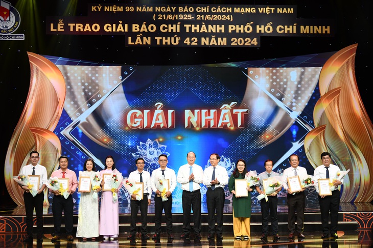 Bí thư Thành ủy TP.HCM Nguyễn Văn Nên và Phó bí thư Thường trực Thành ủy TP.HCM Nguyễn Hồ Hải trao giải cho các tác giả đoạt giải nhất. Báo Tuổi Trẻ đạt giải nhất thể loại phim điều tra với loạt bài: 