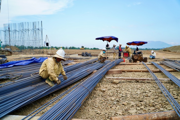 Công nhân thi công dự án cao tốc Khánh Hòa - Buôn Ma Thuột - Ảnh: SƠN HỒNG