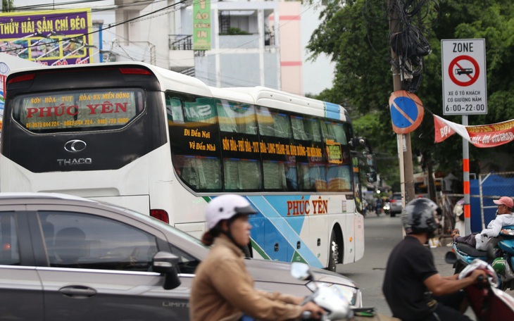 Xe 'dù' ngang nhiên đón khách trong bến 'cóc',chính quyền địa phương ở đâu? - Ảnh 8.