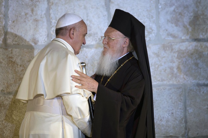 Giáo hoàng La Mã Francis và Đại Giáo phụ Chính Thống giáo Bartholomew gặp nhau ở Jerusalem năm 2014, gần một thiên niên kỷ sau cuộc Đại Ly giáo 1054. Ảnh: learnreligions.com