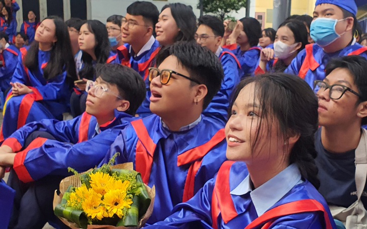 Đừng để lạm phát lễ tri ân và trưởng thành - Ảnh 2.