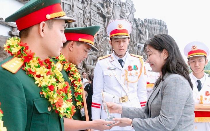 Nhà văn Nguyễn Bình Phương: Dân tộc mình xứng đáng có tương lai tốt đẹp! - Ảnh 3.