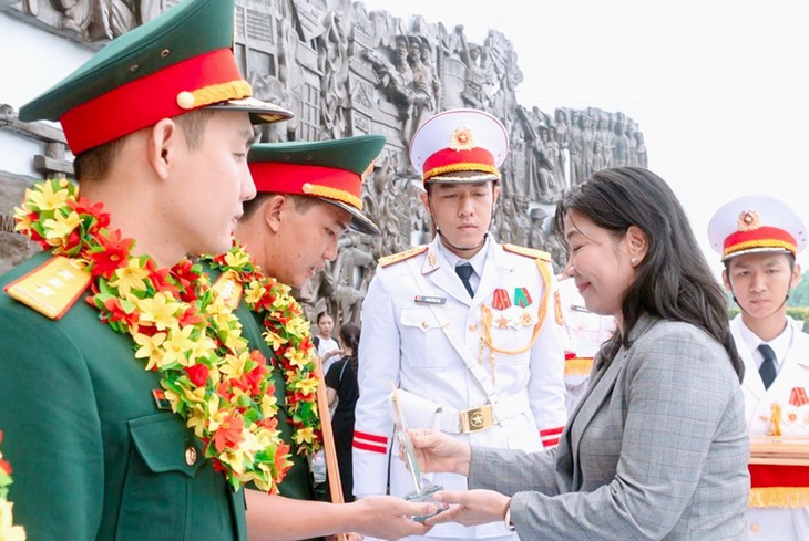 Trao khen thưởng các điển hình chiến sĩ trẻ giỏi, tiêu biểu, xứng danh bộ đội Cụ Hồ năm 2024 - Ảnh: K.A.