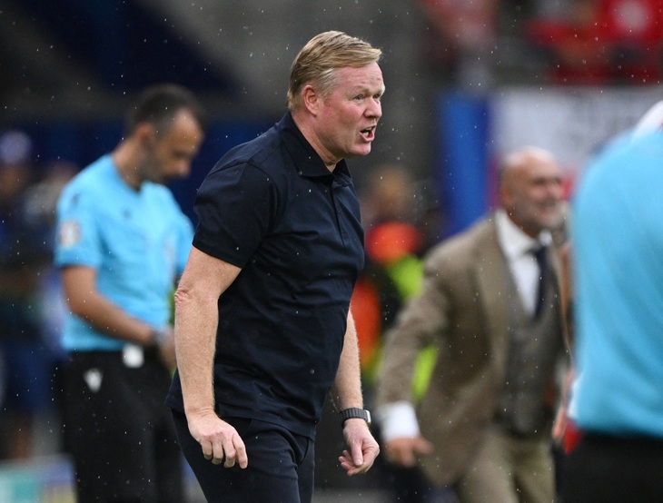 HLV Ronald Koeman không hài lòng với quyết định của trọng tài - Ảnh: REUTERS