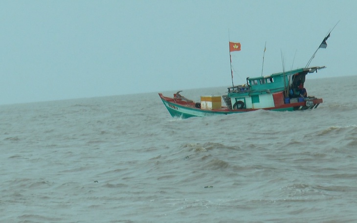 Chìm sà lan ở vùng biển Nam Du, một người đàn ông mất tích - Ảnh 2.