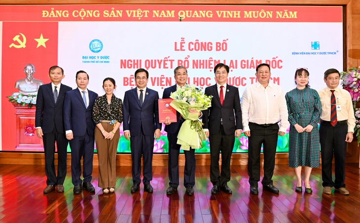 Ban chấp hành Đảng bộ Đại học Y Dược chúc mừng.