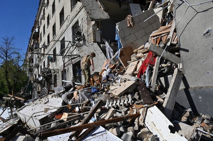 Một tòa nhà bị trúng bom ở Kharkov, Ukraine, ngày 22-6 - Ảnh: AFP