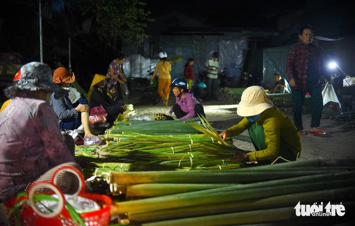 Phiên chợ bán nguyên liệu làm nón ngựa thường họp vào khuya và sớm các ngày mùng 10, 14 âm lịch hằng tháng tại chợ Phù Cát