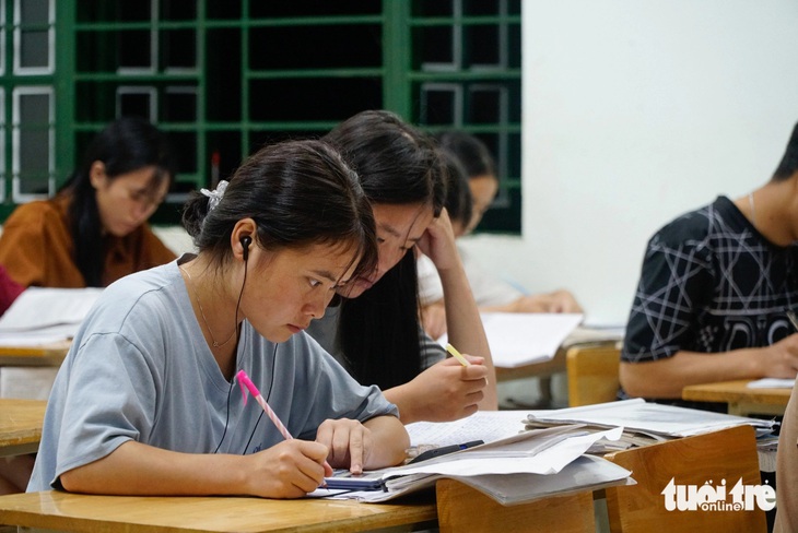 Sau nghỉ hè, học sinh ngoài bán trú của Trường THPT số 2 Si Ma Cai cũng đăng ký vào trường ăn, ở bán trú để tập trung cao độ cho kỳ thi