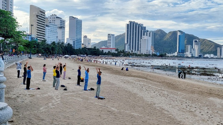 Tắm biển Hòn Chồng Nha Trang dân kêu bị mẩn ngứa, vì sao?