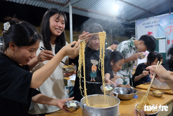 Thầy cô vào bếp làm suất ăn đêm khích lệ học trò ôn thi tốt nghiệp- Ảnh 10.